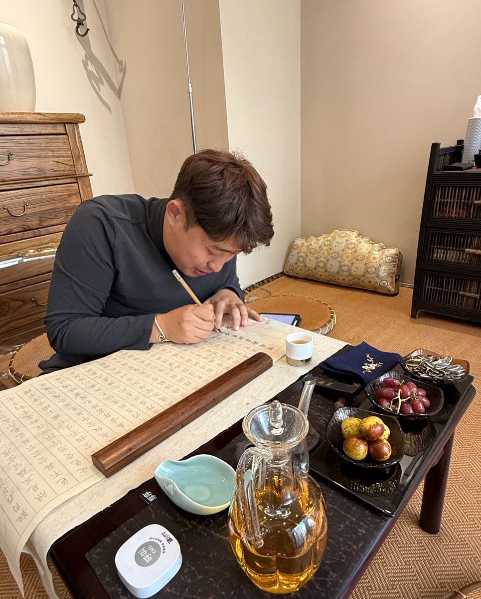royjo_neon1_ebc's tweet photo. [Meeting with An Jiao, the shy 乩 artist, today u0026 his calm energy really soothes the mind!]， https://t.co/vKaySGlei2