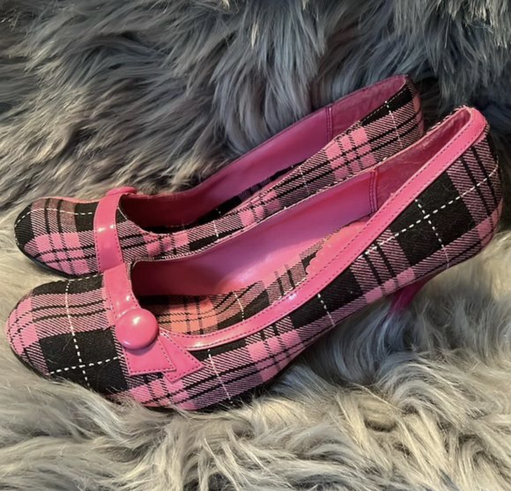 virtualh3arts's tweet photo. Plaid heels 📚🎀 https://t.co/lP5SDiUqNI