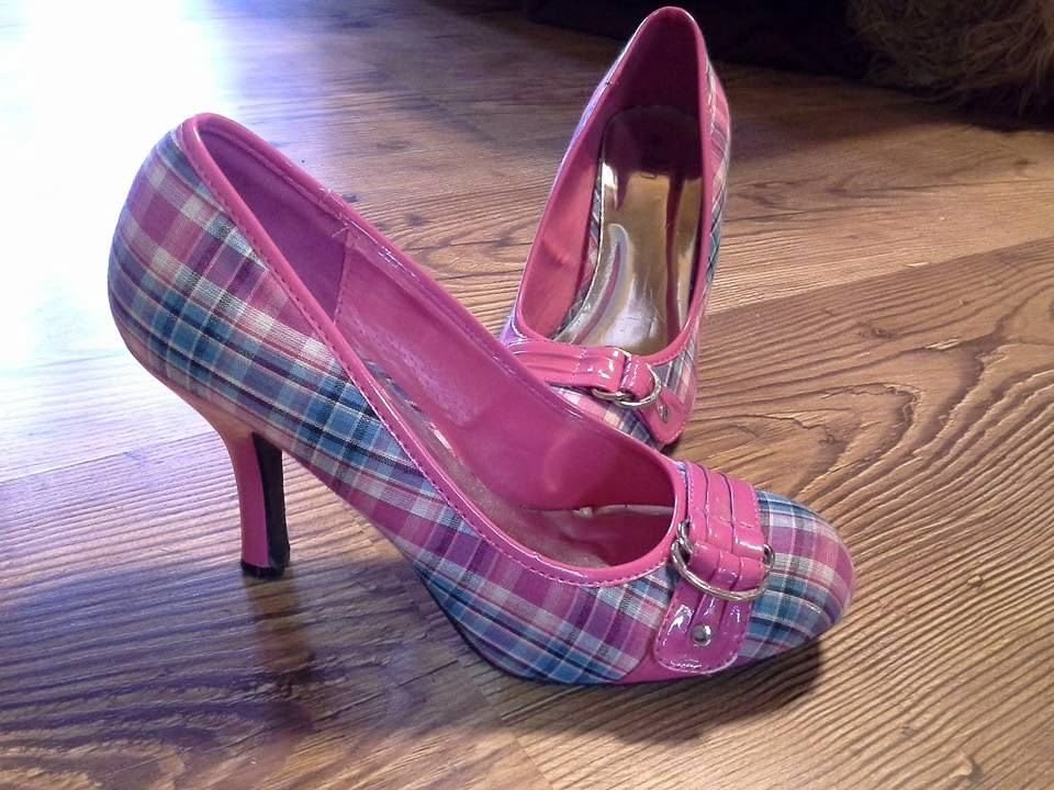 virtualh3arts's tweet photo. Plaid heels 📚🎀 https://t.co/lP5SDiUqNI
