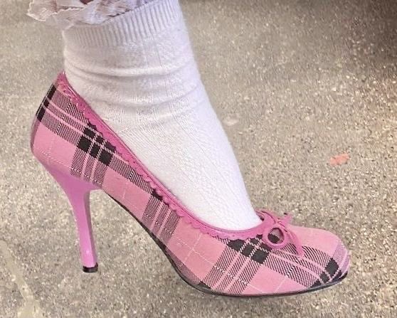 virtualh3arts's tweet photo. Plaid heels 📚🎀 https://t.co/lP5SDiUqNI