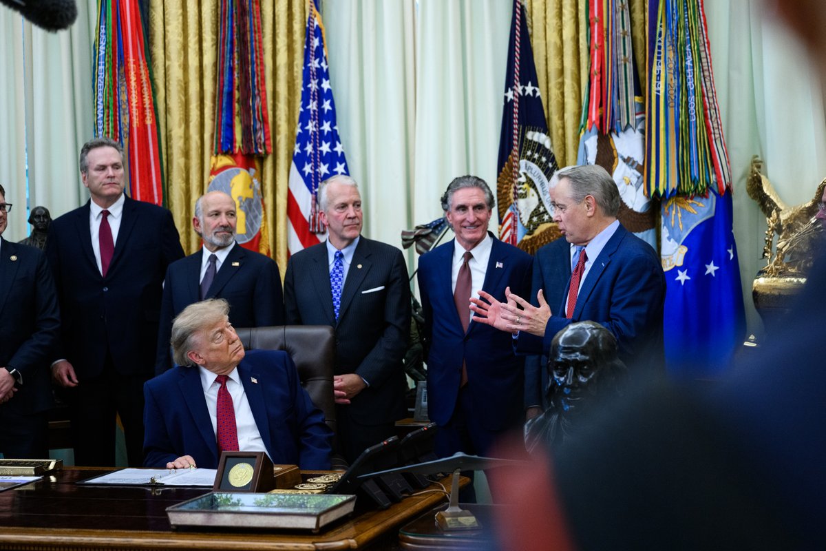 WhiteHouse's tweet photo. Korea’s HISTORIC energy investments advance major U.S. projects, including Alaska LNG, while strengthening U.S. energy security, American jobs, & lowering energy costs. 

Alaska LNG is one of the largest energy infrastructure projects in U.S. history, with $10B in Alaskan energy savings alone.

MORE POWER. MORE ENERGY SECURITY. ⚡️🇺🇸