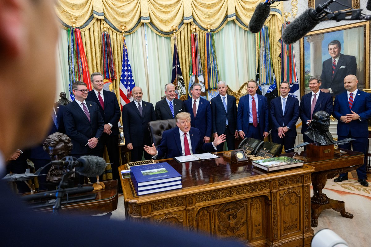 WhiteHouse's tweet photo. Korea’s HISTORIC energy investments advance major U.S. projects, including Alaska LNG, while strengthening U.S. energy security, American jobs, & lowering energy costs. 

Alaska LNG is one of the largest energy infrastructure projects in U.S. history, with $10B in Alaskan energy savings alone.

MORE POWER. MORE ENERGY SECURITY. ⚡️🇺🇸