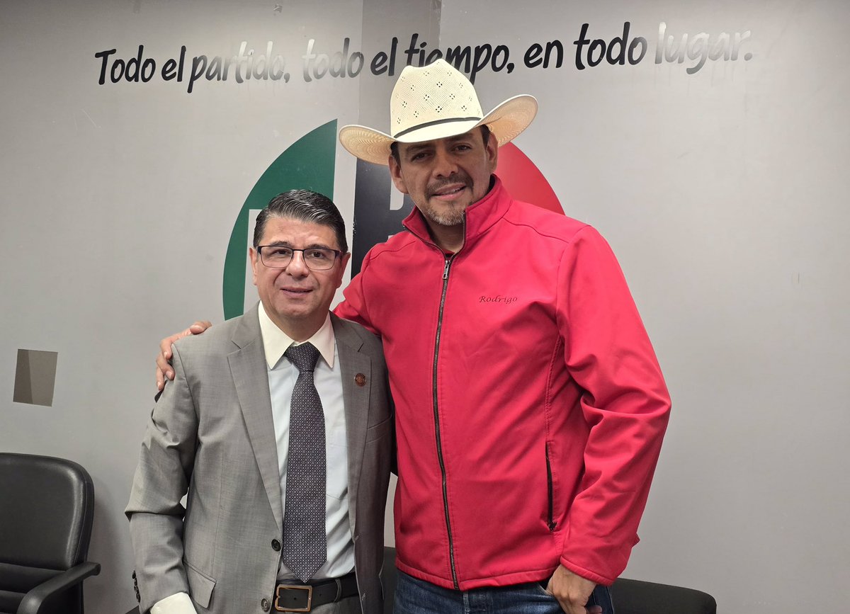 BetanzosOficial's tweet photo. En reunión con @Rodrigo_lara007, presidente de la @CNCCdMx , definimos  una nueva etapa del trabajo que realizamos en beneficio de este importante sector, para fortalecer la coordinación entre quienes en las comunidades defienden sus derechos y el desarrollo de nuestra ciudad. 🇲🇽 https://t.co/4bUvwsKt1O