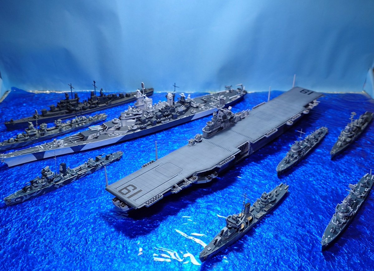 pipocyun's tweet photo. ハセガワ 1/700 アメリカ海軍 ハンコック 
先月撮影スペースの照明が壊れて完成ポスト出来なかったけど、照明を減らして撮影してみました。
古いWLのキットですが武装の一部を除いて素組みです。個人的には考証云々ほっといて格好良いと思ってます。
あとWLは艦隊組むのが醍醐味ですよね！ https://t.co/6Nx8jAW6A8