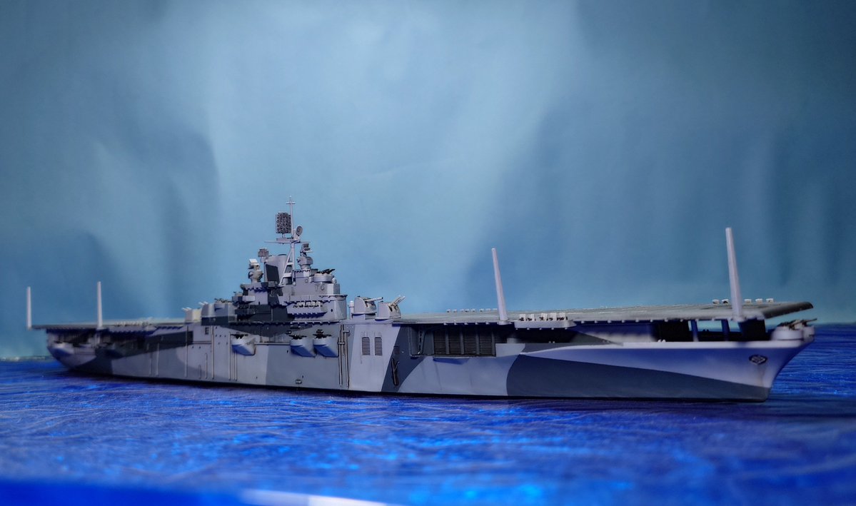 pipocyun's tweet photo. ハセガワ 1/700 アメリカ海軍 ハンコック 
先月撮影スペースの照明が壊れて完成ポスト出来なかったけど、照明を減らして撮影してみました。
古いWLのキットですが武装の一部を除いて素組みです。個人的には考証云々ほっといて格好良いと思ってます。
あとWLは艦隊組むのが醍醐味ですよね！ https://t.co/6Nx8jAW6A8