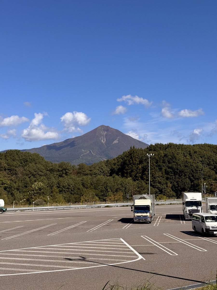 760723a_t's tweet photo. 夏休み最終日
ただ、帰るだけ･･･
行きは雨で磐梯山見えなかったけど、帰りは晴れてバッチリ見えた

#夏休み 
#磐梯山 https://t.co/hhXbG1LgnI