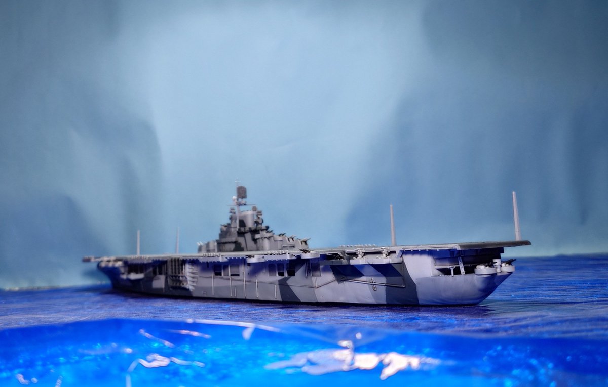 pipocyun's tweet photo. ハセガワ 1/700 アメリカ海軍 ハンコック 
先月撮影スペースの照明が壊れて完成ポスト出来なかったけど、照明を減らして撮影してみました。
古いWLのキットですが武装の一部を除いて素組みです。個人的には考証云々ほっといて格好良いと思ってます。
あとWLは艦隊組むのが醍醐味ですよね！ https://t.co/6Nx8jAW6A8