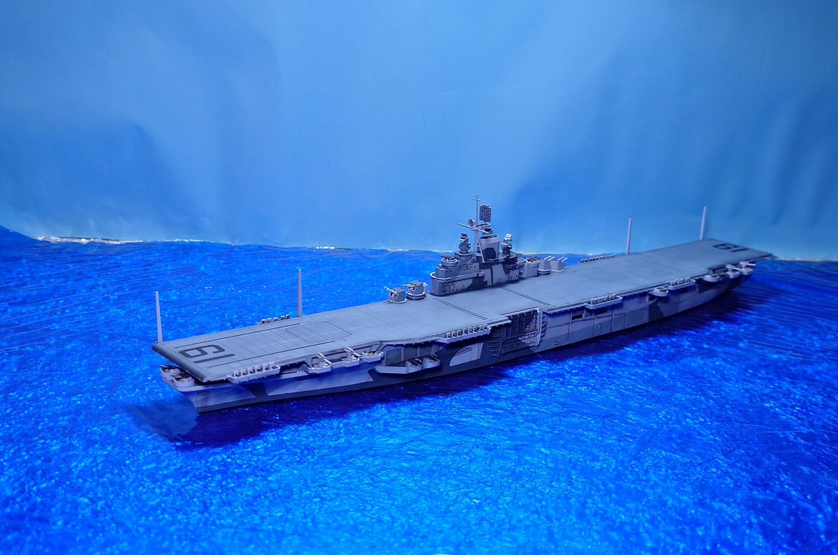 pipocyun's tweet photo. ハセガワ 1/700 アメリカ海軍 ハンコック 
先月撮影スペースの照明が壊れて完成ポスト出来なかったけど、照明を減らして撮影してみました。
古いWLのキットですが武装の一部を除いて素組みです。個人的には考証云々ほっといて格好良いと思ってます。
あとWLは艦隊組むのが醍醐味ですよね！ https://t.co/6Nx8jAW6A8