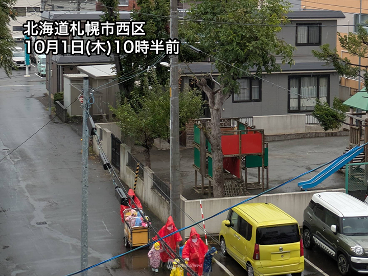 wni_jp's tweet photo. ＜北海道や東北は寒冷前線の通過で雨＞
今日10月1日(木)の北海道は寒冷前線の通過に伴って、広い範囲で雨が降っています。この後は東北でも天気の急変する所があるため注意が必要です。
https://t.co/AHDw4pnUUn https://t.co/OBVywbr20D