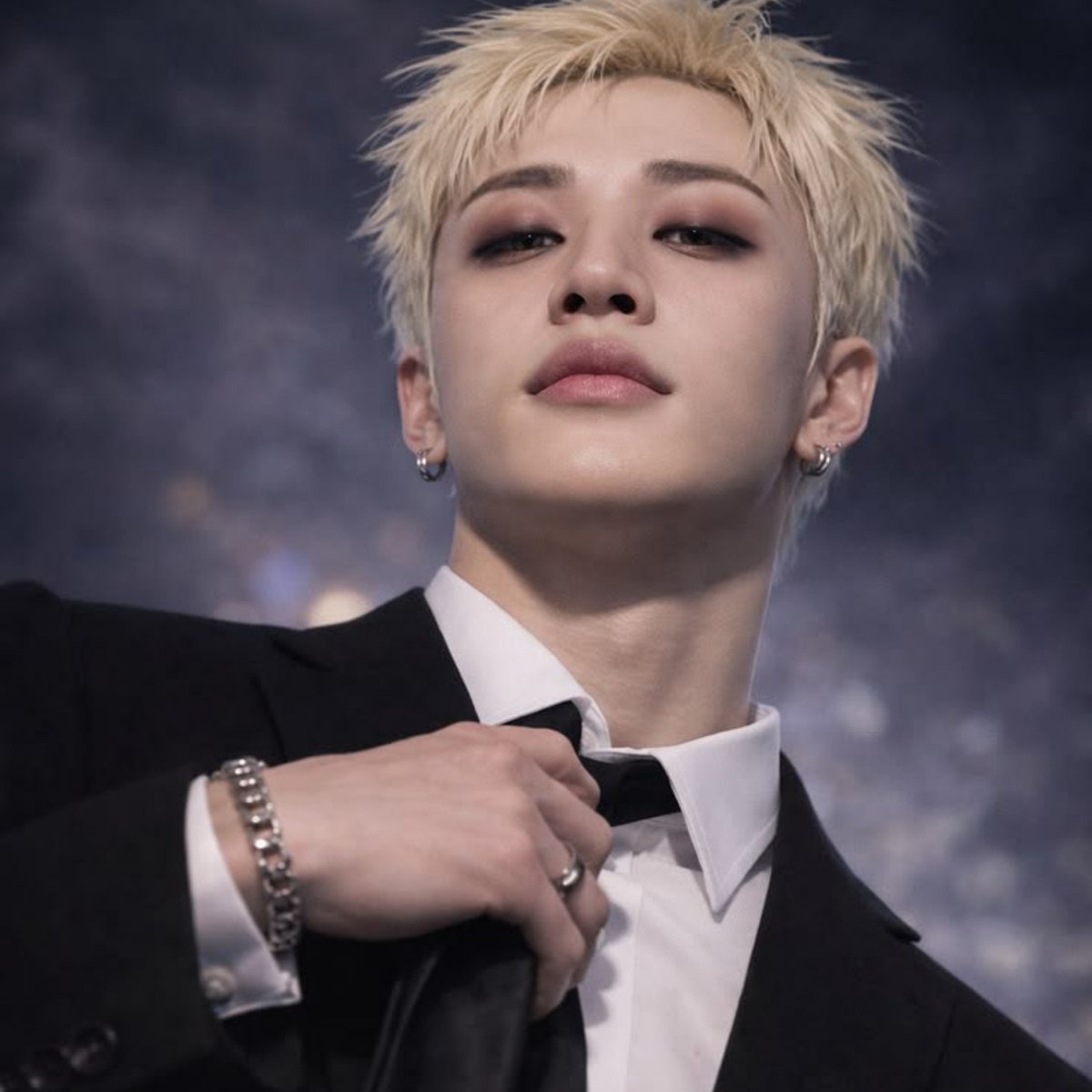 wwithmih's tweet photo. — binchan au !

Chan é um severo CEO de uma grande empresa de perfumes de luxo. Porém, no secreto, ele n passa de um fanboy apaixonado no rapper Changbin.

Quando o cantor se envolve em uma polêmica com a marca rival, Chan vê isso como uma ótima oportunidade de aproximar do Seo. https://t.co/xltqFUaIv4