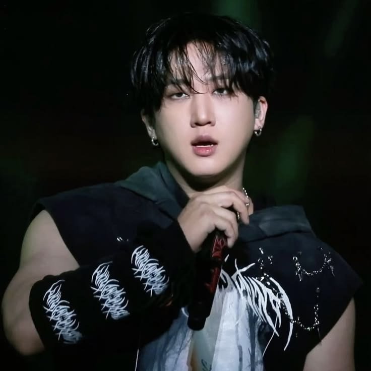 wwithmih's tweet photo. — binchan au !

Chan é um severo CEO de uma grande empresa de perfumes de luxo. Porém, no secreto, ele n passa de um fanboy apaixonado no rapper Changbin.

Quando o cantor se envolve em uma polêmica com a marca rival, Chan vê isso como uma ótima oportunidade de aproximar do Seo. https://t.co/xltqFUaIv4