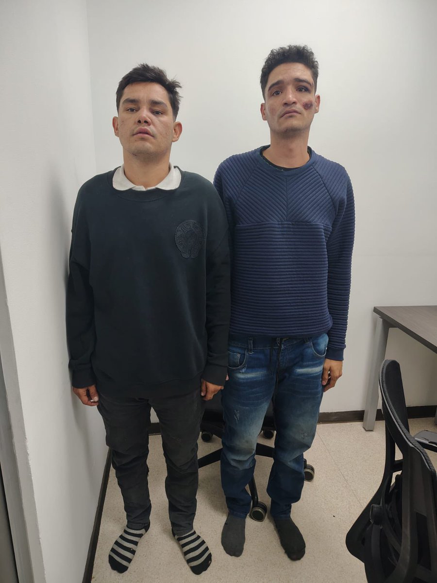 CarlosFGalan's tweet photo. A la cárcel los dos delincuentes que ayer atacaron violentamente a un ciudadano extranjero en la calle 100.

Gracias a la rápida reacción de la comunidad con ayuda de miembros de un esquema de seguridad, ambos delincuentes fueron capturados ayer mismo y puestos a disposición de la @PoliciaBogota y la @FiscaliaCol. 

Hoy fueron enviados a la cárcel por un juez de la República, y tendrán que responder por hurto calificado y agravado y por falsedad marcaria, ya que se movilizaban en una motocicleta con placas falsas. Estos criminales deben ser procesados con el máximo rigor por haber ejercido violencia extrema y poner en riesgo la vida de varios ciudadanos. 

Seguiremos persiguiendo sin descanso a quienes atentan contra la tranquilidad de los bogotanos. Es en la cárcel donde deben estar.