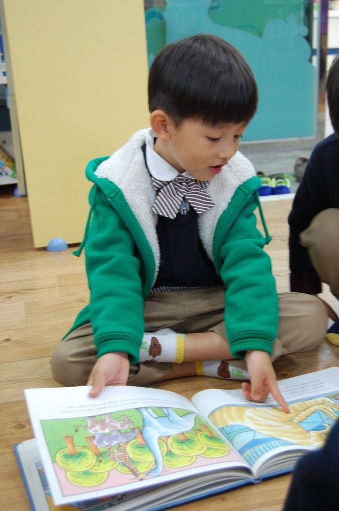 eomzacht's tweet photo. pinternya adek‚ lagi baca buku cerita tentang hewan" 🥹🫳🏻 https://t.co/DvBsSQg2i2