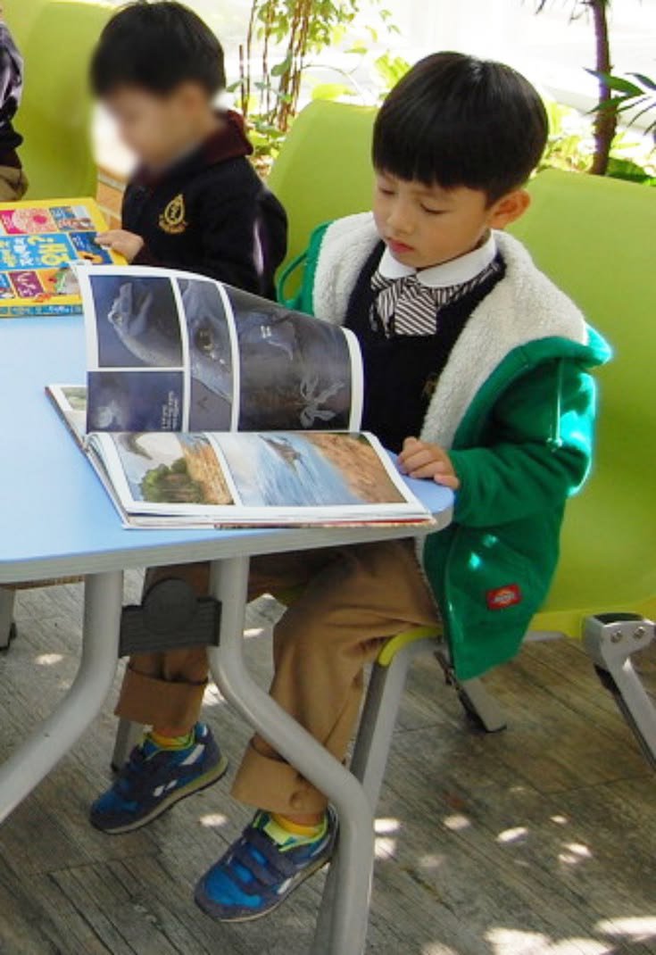eomzacht's tweet photo. pinternya adek‚ lagi baca buku cerita tentang hewan" 🥹🫳🏻 https://t.co/DvBsSQg2i2