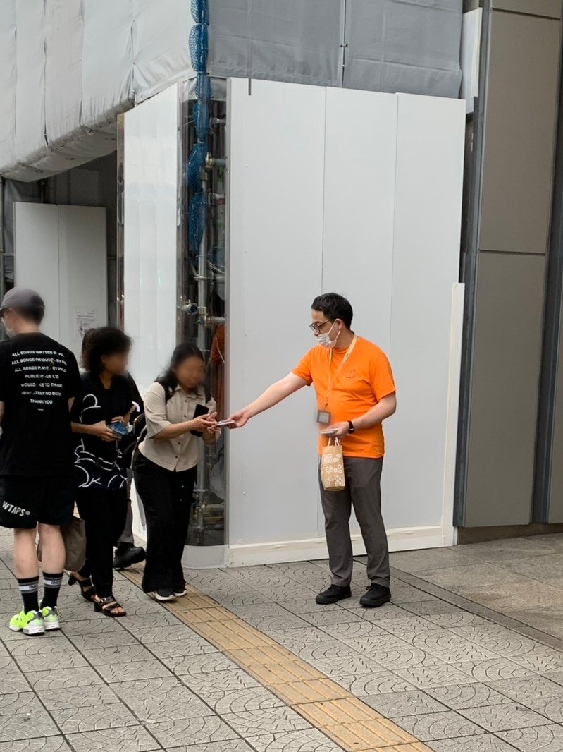 JATA_Osaka's tweet photo. 9/28南海堺東駅前で、堺市主催の街頭キャンペーンに堺複十字診療所の職員も参加させていただきました！

あいにくの雨予報で、シールぼうや不在でしたが、何とか天気も持ちこたえたくさんの方にポケットティッシュをお配りできました😊

#サカエル
#シールぼうや
#シールちゃん
#大阪府結核予防会 https://t.co/Z1Tv8zSfRJ