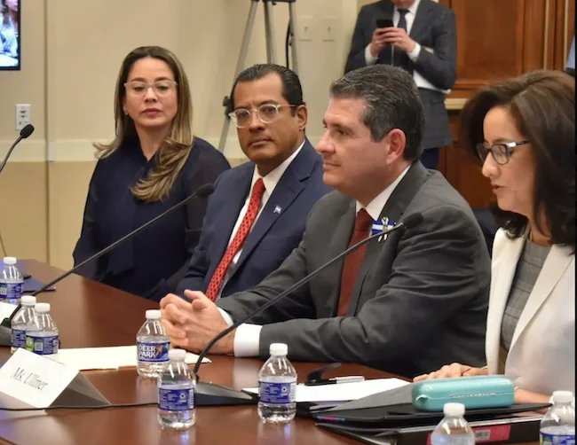 LaRealNica's tweet photo. ♻️ POR QUÉ SIEMPRE LOS MISMOS ⁉️

A propósito de la AUDIENCIA de hoy en el Senado ... 

Es casualidad que siempre sean los mismos los "seleccionados" para estas audiencias y foros en Washington? O es otra cosa?

Hoy otra Audiencia en Washington sobre Nicaragua. No es la primera y no creo que sea la última. 

Tampoco es la primera donde participan de testigos Deborah Ullmer y Juan Sebastián Chamorro. 
El 22 de marzo de 2023, en audiencia de la Cámara sobre Nicaragua, también testificaron junto a Félix Maradiaga.

En la foto de esa mesa, junto a Maradiaga, aparece también acompañando Berta Valle, su esposa y socia. No fue testigo oficial ese día, pero sí es parte del mismo circuito. Berta está en la directiva de Fundación Libertad y en su consultora CivicBridge Consulting (son de ambos). 

Hoy vimos también, otra vez, a Ullmer y Chamorro. Volvieron a ser testigos. Y aunque Maradiaga no estuvo hoy en el panel, el circuito sigue siendo el mismo: NED/NDI + IEEPP/Expediente + Fundación Libertad + Chamorro (FLED + FUNIDES). 

Ullmer, además, ya había testificado sobre Nicaragua en noviembre 2023. 
Y ahora se suma Acevedo (común denominador), Vicepresidente del NED.

LOS TESTIGOS DE HOY:

☆ Sobre Eddy Acevedo ya he publicado: Trabajó con Ileana Ros-Lehtinen, luego con Mark Green (USAID / Wilson Center) y desde enero 2026 es VP del NED. 
Acevedo y su hermano mantienen una relación muy estrecha con el círculo de Maradiaga y Javier Meléndez con Deborah Ullmer. 

☆ Sobre Deborah Ullmer también he denunciado: es Directora Regional del NDI (instituto central del NED). 
Pero también esposa de Javier Meléndez (socio de Maradiaga IEEPP → Expediente Abierto). 
El NDI y el NED han canalizado fondos hacia las organizaciones de su esposo durante años. 🚩Conflicto de interés.  

☆ Y sobre Juan Sebastián Chamorro también hay recibos: aunque ahora es Coordinador de CxL. Pero como Director Ejecutivo de FUNIDES recibieron fondos de USAID. 
Por ejemplo, un acuerdo de aprox. US$ 2.5 millones. 
Y que en su formulario oficial de 2023 admitió por escrito que estuvo afiliado a organizaciones que recibieron fondos de USAID, NED, etc. 

PERO QUIZÁ LA RUTA DEL DINERO NOS EXPLIQUE UN POCO MÁS ... 

Veamos 👇🏻 _$_$_$

HILO CRONOLÓGICO DOCUMENTADO:

2021 — IEEPP (Meléndez + Maradiaga): fondos Taiwan, sobresueldos y quiebra con dinero NED  

https://t.co/jIAVUNpDJZ

https://t.co/eqqa4XgBPd

Feb 2025 — $25.3 millones USAID vía NDI + "Power Couples" Meléndez-Ullmer y Maradiaga-Valle.

https://t.co/HPSoENDOXV  

https://t.co/InqCzjPuuj 

Oct–Nov 2025 — CivicBridge Consulting Group LLC: Berta Valle registra en Florida (23 jul 2025) la consultora de la pareja Maradiaga–Valle. Posible esquema triangular Fundación/ONGs → consultora  

https://t.co/30rvu1wAzH  

https://t.co/K5b7zvIOXo

Nov 2025 — Juan Sebastián Chamorro: misma politiquería de siempre + antecedente familiar (madre cónsul sandinista)

https://t.co/yycxq7j8vE  

https://t.co/xgEeyazM96

Jul 2026 — Acevedo común denominador (USAID, NED) 
Conexión con Ullmer/Meléndez  

https://t.co/oGKTCME953  

https://t.co/FOFn1iS5P2

Ago 2026 — Expediente Abierto (Meléndez), "Becas para la Democracia", fondos NED/NDI/DOS y conflicto de interés de Ullmer en NDI  

https://t.co/hJLuJN5Vbd  

https://t.co/6Nf9pIYKfO  

Sep 2026 — JS Chamorro: FUNIDES, $2.5 millones de USAID + admisión de 2023 ante el Congreso  

https://t.co/RYIbOj9agy 

_$_$_$

Los mismos foros, los mismos fondos. Siempre las mismas conexiones. Siempre los mismos nombres. Siempre sin transparencia real sobre de dónde sale y a dónde va el dinero de esos programas, en fin.

Y NO, cuestionar esto no anula que Ortega sea una dictadura. Son dos cosas distintas. 

Y SI, se puede y se debe denunciar a Ortega y también señalar y denunciar que la mayor parte de esa "asistencia democrática", de esos programas millonarios, se convirtieron en un negocio redondo para la "oposición". Y que es un círculo cerrado donde siempre hay más de lo mismo y con los mismos.