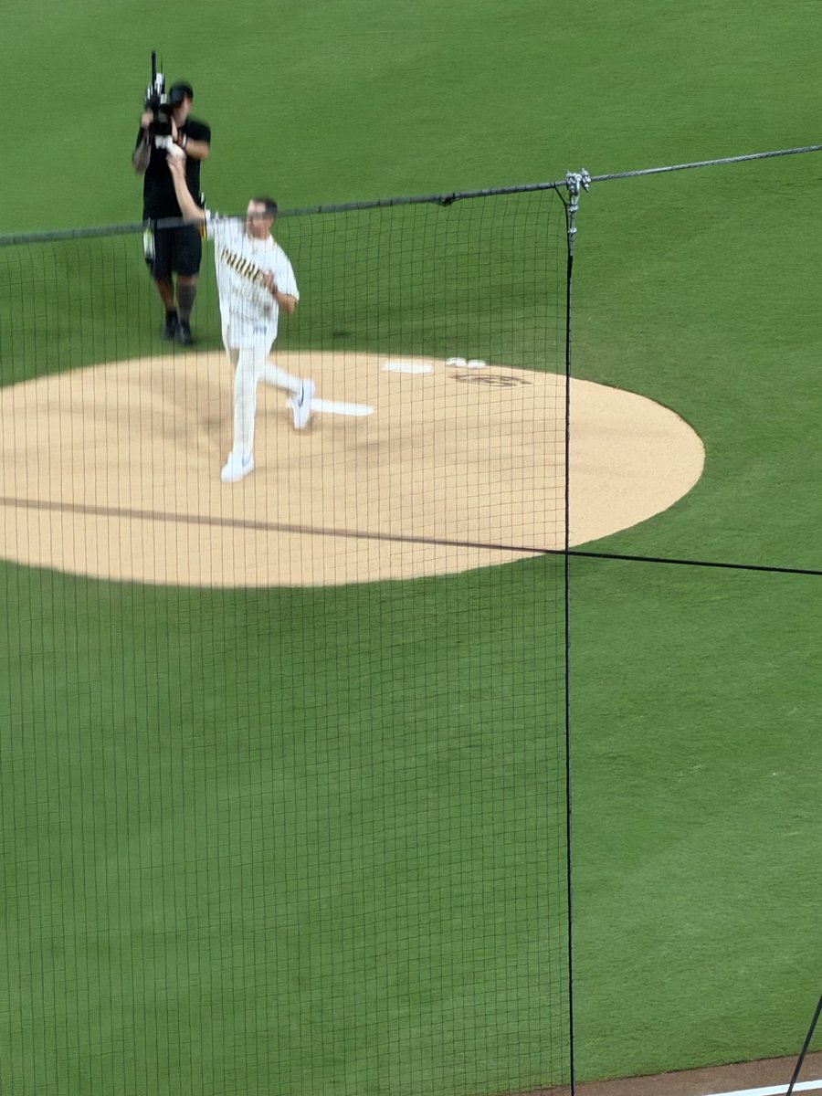 BNightengale's tweet photo. Super Bowl champion Drew Brees throws out the first pitch https://t.co/EVjneAVUat