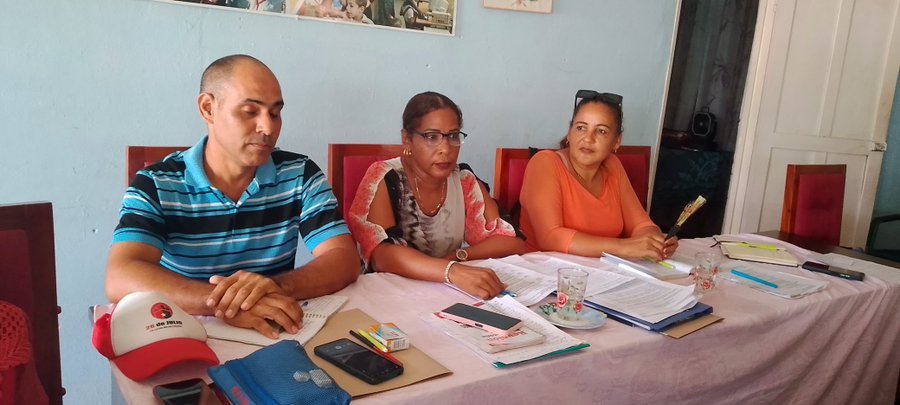 cruzata74866's tweet photo. Con el acompañamiento del miembro del Buró municipal del PCC en #Mella y cuadros de dirección de la #Dge-Mella ratificamos el compromiso del cumplimiento de los objetivos priorizados e indicadores de medidas. #JuntosPodemosLograrlos #CubaMined https://t.co/O4yCImdT9q
