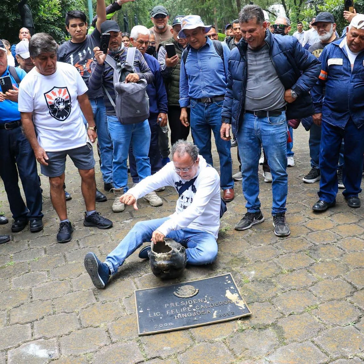 QuintanaRuben4's tweet photo. Cuando digo no se puede ser más pendejo, parece que estoy retando a los chairos. vandalizando un recinto federal y todavía se toman fotos, aquí están ⬇️ bien ubicados todos.
Espero que esta vez @ErnestinaGodoy_  no se haga pendeja como es su costumbre. https://t.co/cWt2BeunOJ