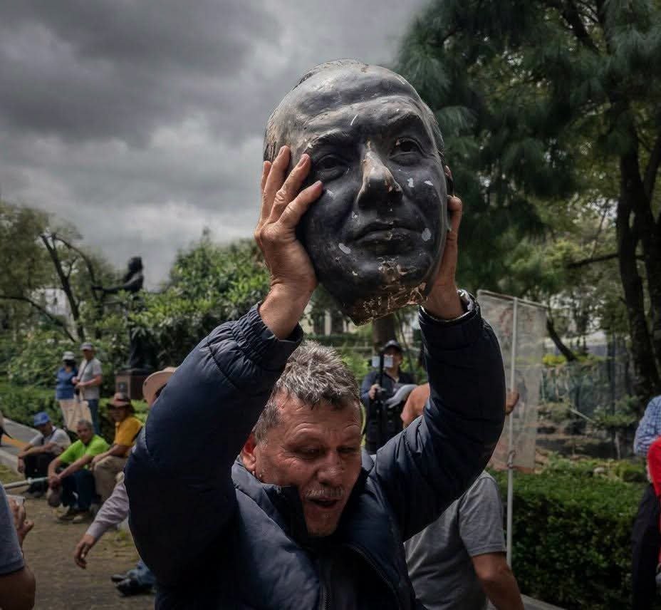 QuintanaRuben4's tweet photo. Cuando digo no se puede ser más pendejo, parece que estoy retando a los chairos. vandalizando un recinto federal y todavía se toman fotos, aquí están ⬇️ bien ubicados todos.
Espero que esta vez @ErnestinaGodoy_  no se haga pendeja como es su costumbre. https://t.co/cWt2BeunOJ
