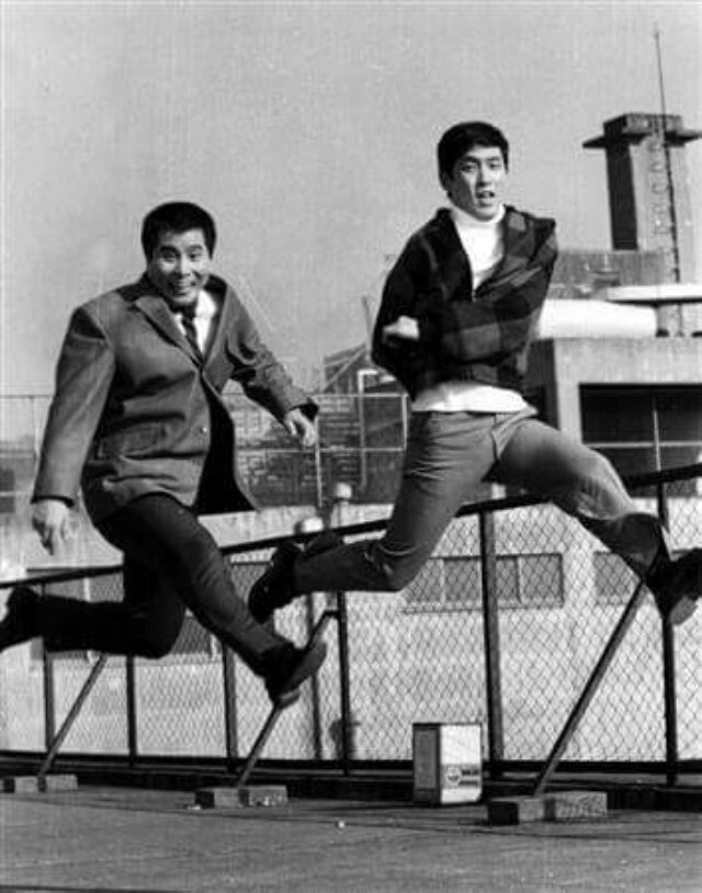 Awakend_Citizen's tweet photo. 「もういいんだ、俺は終わった」

2003年９月、坂上二郎は脳梗塞で倒れ、左半身に麻痺が残った

リハビリを勧める妻にも、もうやらないと背を向けていた

妻が頼ったのは、コント55号の相方、萩本欽一

二人は仕事以外で親しくなりすぎないと決め、コンビを組んで40年近く、二人きりで食事をしたのは一度だけだった

それでも二郎は、その一度の食事をずっと「楽しかった」と話していた

妻は欽ちゃんに、もう一度だけ食事に誘ってほしいと頼んだ

欽ちゃんから電話が来ると、二郎は食事に出かけた

そして帰り際、欽ちゃんは優しい慰めではなく、乱暴な約束を突きつけた

「車椅子でも絶対に明治座に出すからね」

帰宅した二郎は言った

車椅子で舞台に出たら、お客さまに失礼だ、リハビリを始めるぞ

そこから懸命に体を動かし、翌2004年６月、二郎は本当に明治座の舞台へ戻った

復帰の舞台で、二郎は「欽ちゃん、ありがとう」と泣いた

その涙を見た欽ちゃんも、初めて口にした

「坂上二郎と組んでよかった」

コンビ結成から、およそ40年

二郎が泣き、欽ちゃんも舞台の上で涙をぼろぼろ流した