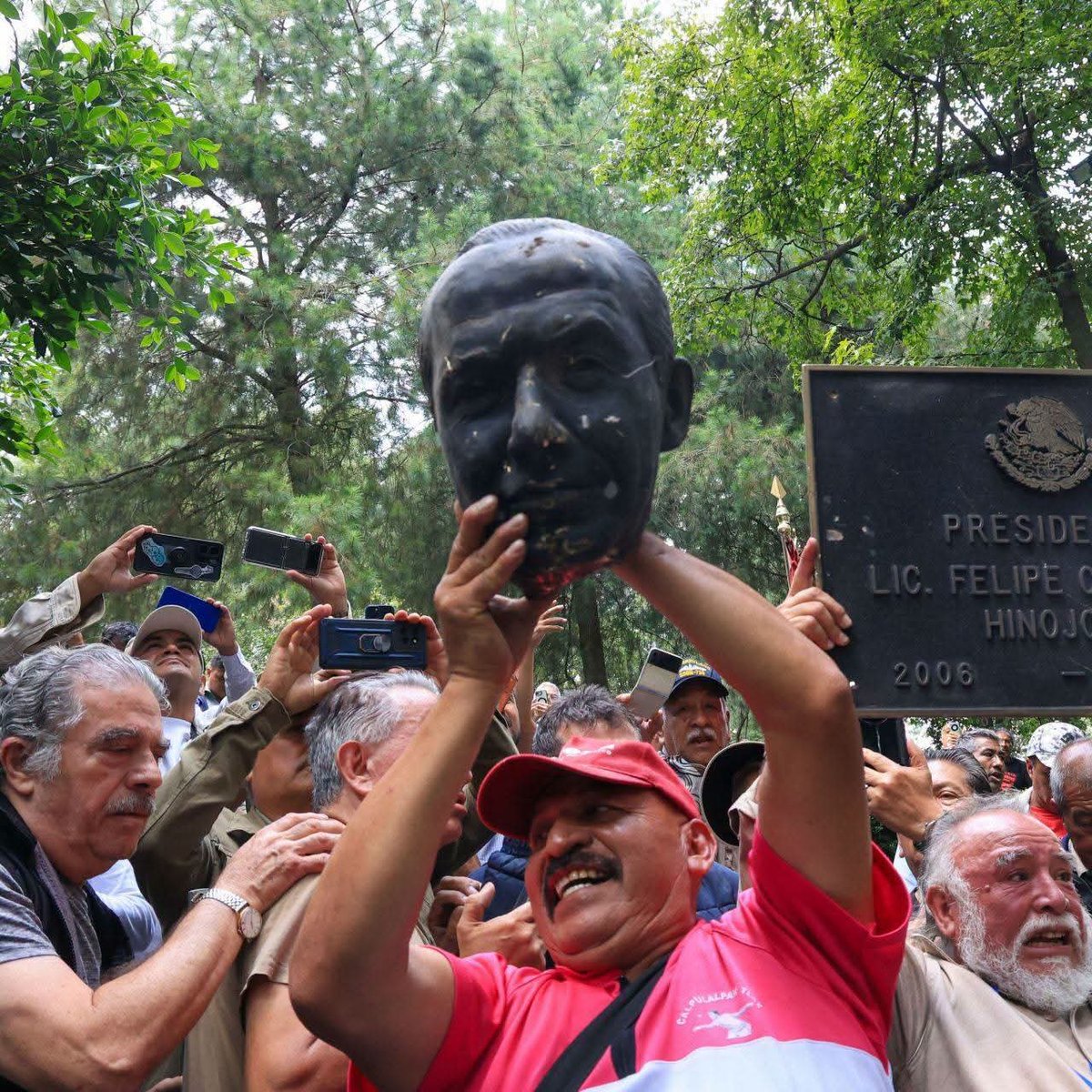 QuintanaRuben4's tweet photo. Cuando digo no se puede ser más pendejo, parece que estoy retando a los chairos. vandalizando un recinto federal y todavía se toman fotos, aquí están ⬇️ bien ubicados todos.
Espero que esta vez @ErnestinaGodoy_  no se haga pendeja como es su costumbre. https://t.co/cWt2BeunOJ