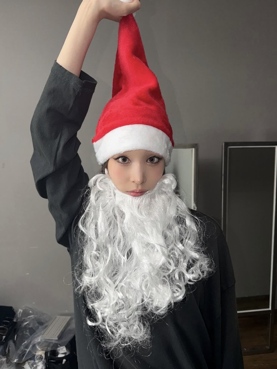 qmoonp0123's tweet photo. 산타로 중무장했는데도 도마뱀력이 뚫고나오는거 너무 웃기구 귀엽네 왤케 오늘 여자아이 초딩같지 https://t.co/3pRpk9VOei