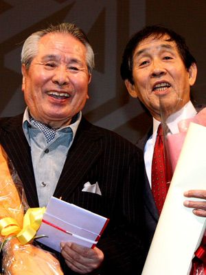 Awakend_Citizen's tweet photo. 「もういいんだ、俺は終わった」

2003年９月、坂上二郎は脳梗塞で倒れ、左半身に麻痺が残った

リハビリを勧める妻にも、もうやらないと背を向けていた

妻が頼ったのは、コント55号の相方、萩本欽一

二人は仕事以外で親しくなりすぎないと決め、コンビを組んで40年近く、二人きりで食事をしたのは一度だけだった

それでも二郎は、その一度の食事をずっと「楽しかった」と話していた

妻は欽ちゃんに、もう一度だけ食事に誘ってほしいと頼んだ

欽ちゃんから電話が来ると、二郎は食事に出かけた

そして帰り際、欽ちゃんは優しい慰めではなく、乱暴な約束を突きつけた

「車椅子でも絶対に明治座に出すからね」

帰宅した二郎は言った

車椅子で舞台に出たら、お客さまに失礼だ、リハビリを始めるぞ

そこから懸命に体を動かし、翌2004年６月、二郎は本当に明治座の舞台へ戻った

復帰の舞台で、二郎は「欽ちゃん、ありがとう」と泣いた

その涙を見た欽ちゃんも、初めて口にした

「坂上二郎と組んでよかった」

コンビ結成から、およそ40年

二郎が泣き、欽ちゃんも舞台の上で涙をぼろぼろ流した