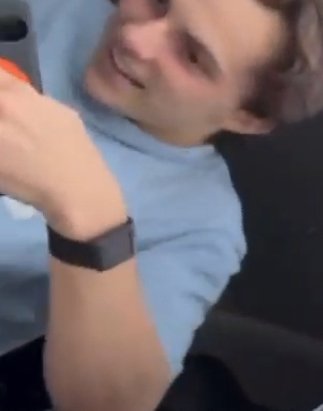 hOP81ngforwdc's tweet photo. another video of oscar from the airport yesterday! he’s learning small talk but it looks like he still has a cold 😭

oscar: thankyou! bye! 
: so, i will go tomorrow, i’m going to see your race
oscar: oh yeah? okay. i'll see you there https://t.co/zuyJUQBcCH