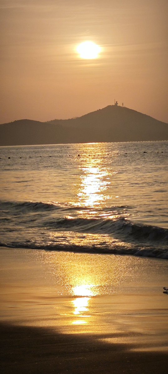 micha_oli18_bca's tweet photo. [The waves crash, sand slips, and tides rise—beach days never fade. ]， https://t.co/U3qFTlEriU