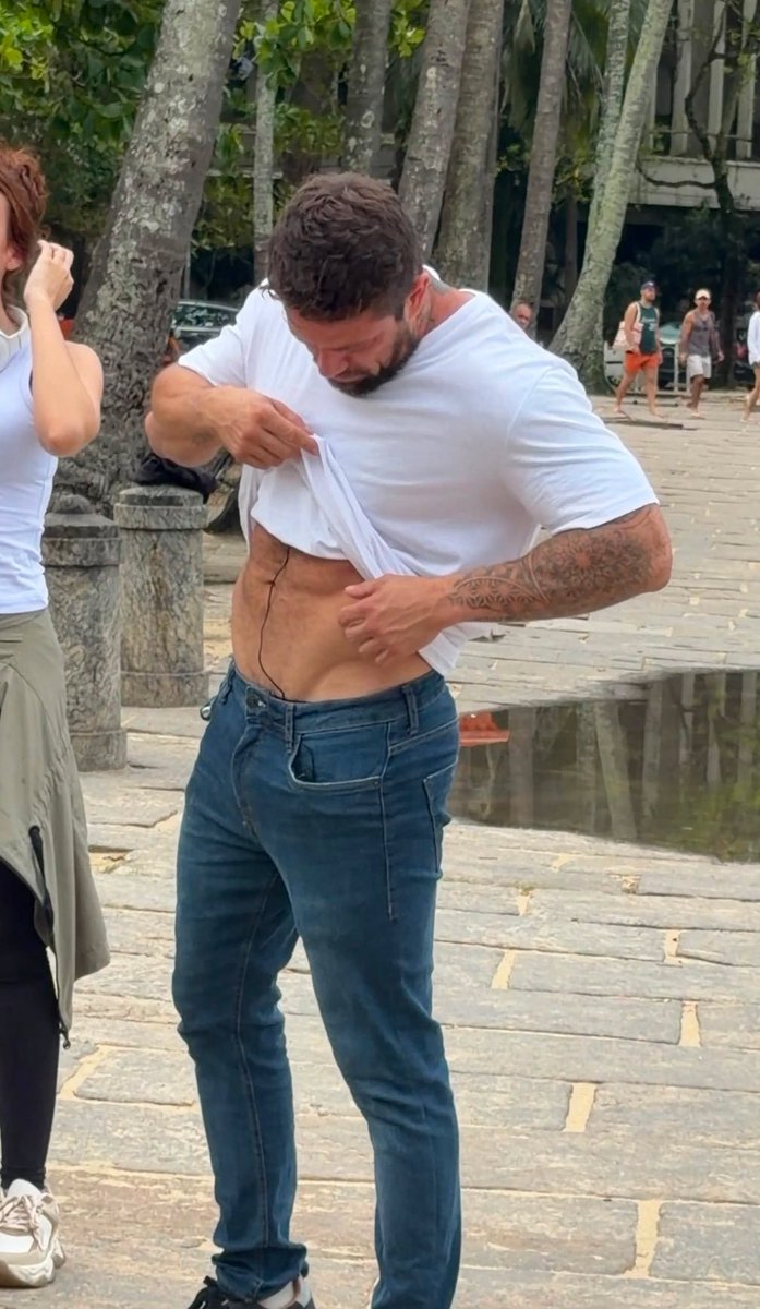 idolizemen's tweet photo. Rafael Cardoso exibindo o abdômen. E lembrar que esse touro já disse que é viciado em sexo https://t.co/7WMclqF3kK