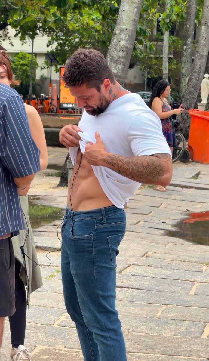 idolizemen's tweet photo. Rafael Cardoso exibindo o abdômen. E lembrar que esse touro já disse que é viciado em sexo https://t.co/7WMclqF3kK