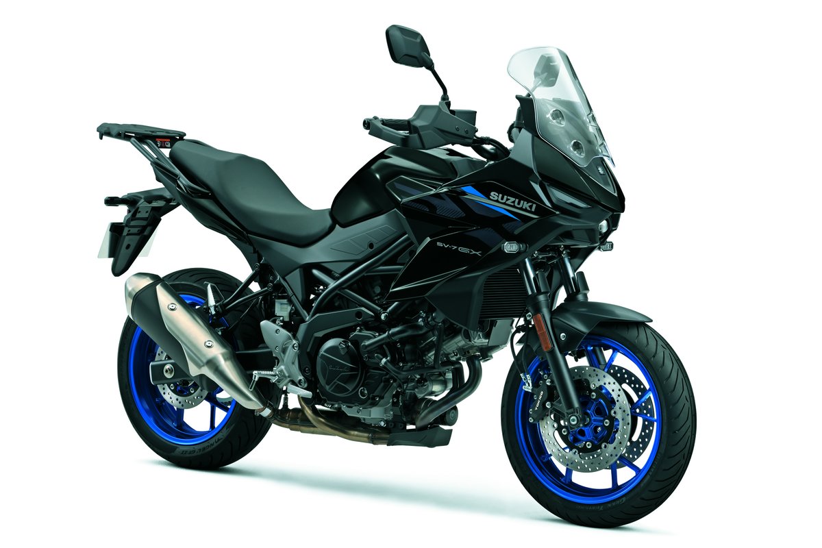 SUZUKI_JP_PR's tweet photo. 📢新型「SV-7GX」発売！

スポーツ性と快適性を融合したクロスオーバーモデル。 長距離ツーリングでの快適性はもちろん、疲れにくく足つきの良いシートにより、街中でも扱いやすく安心感のある乗り味を実現しました。

詳しくはこちら
https://t.co/fKXn9PrrYi

#SV7GX #スズキ #Suzuki https://t.co/taaLQiUigj