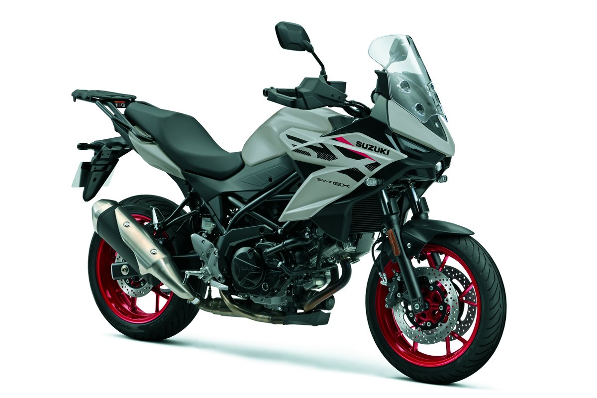 SUZUKI_JP_PR's tweet photo. 📢新型「SV-7GX」発売！

スポーツ性と快適性を融合したクロスオーバーモデル。 長距離ツーリングでの快適性はもちろん、疲れにくく足つきの良いシートにより、街中でも扱いやすく安心感のある乗り味を実現しました。

詳しくはこちら
https://t.co/fKXn9PrrYi

#SV7GX #スズキ #Suzuki https://t.co/taaLQiUigj