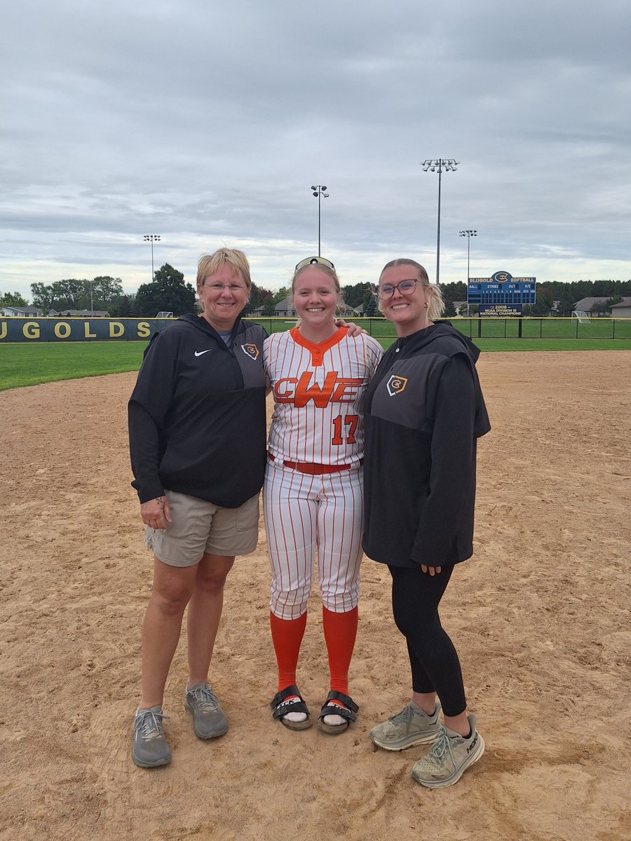 abodner17's tweet photo. This past weekend I had the amazing opportunity to play some ball at the @UWECSoftball Prospect Camp! Thank you @BlugoldCoachH @place_abbey72 and the Blugolds for running such an amazing camp! #RollGolds https://t.co/zflTDX6LJU
