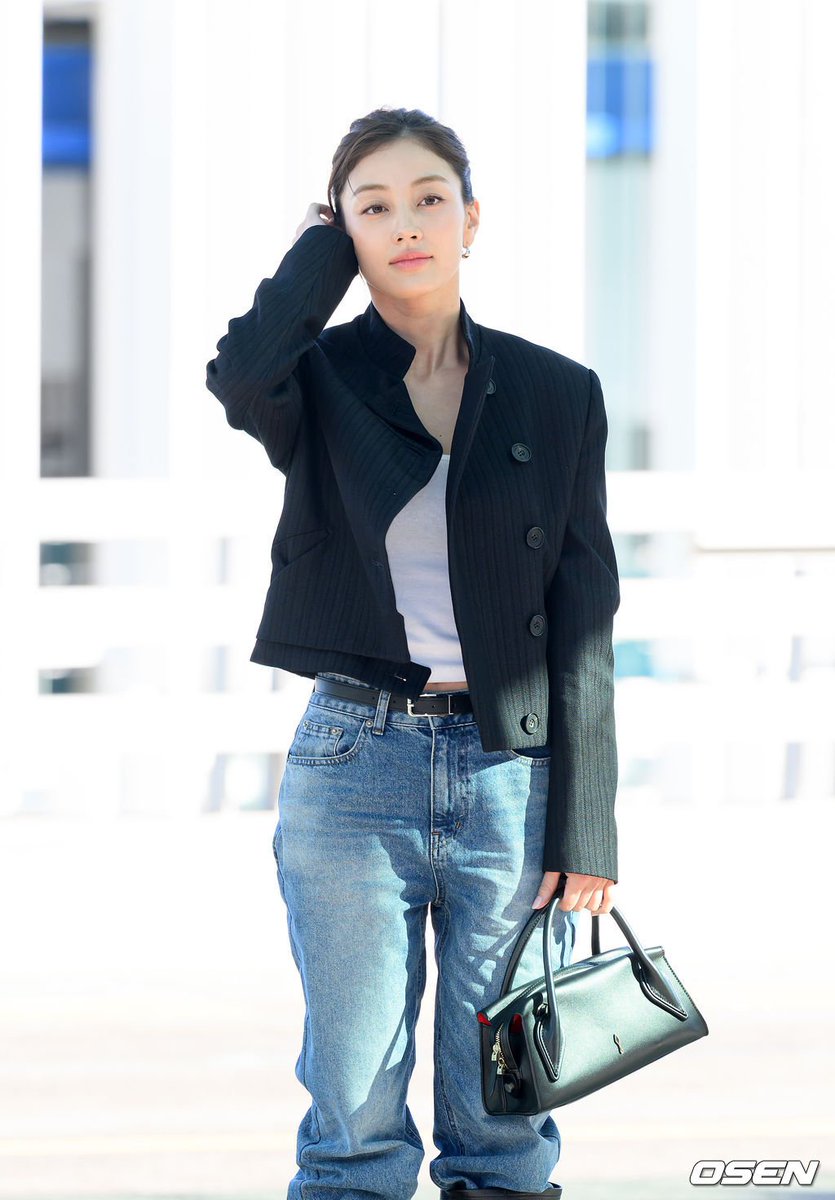 SubjectKpop's tweet photo. Jihyo heading to Paris for Christian Louboutin show https://t.co/36G2d3AGEh