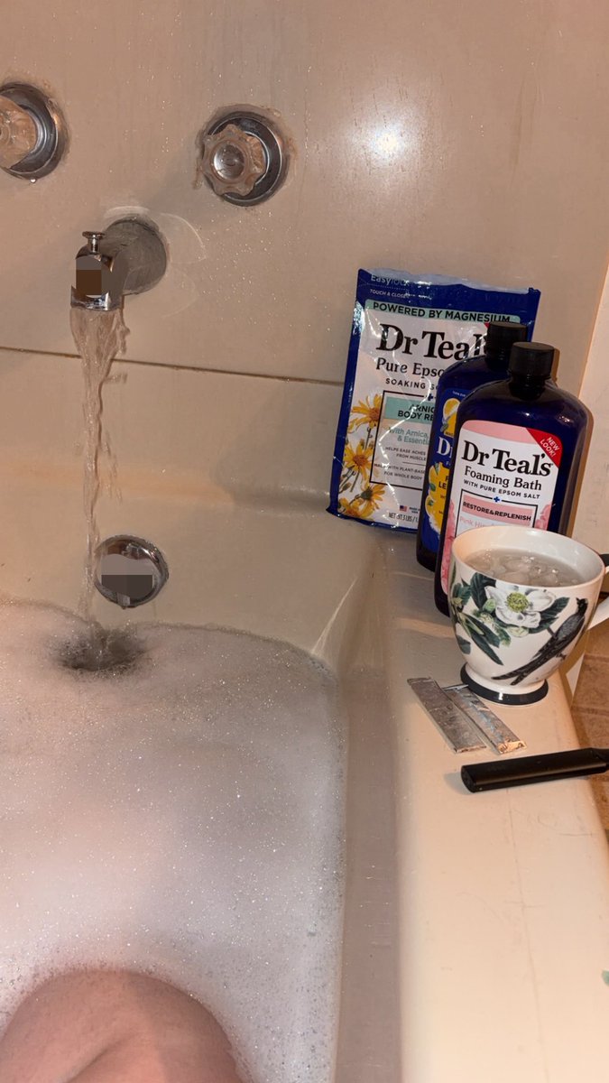 hungrybee20's tweet photo. I’ve been walking more then I normally do and my feet/legs are absolutely killing me but I have to walk more tonight cuz I went over my cal limit and I gyatt to burn that off so i figured id take a fat Dr teals bath first #edrtwtㅤ #ricecaketwt https://t.co/0AifuaTjpL