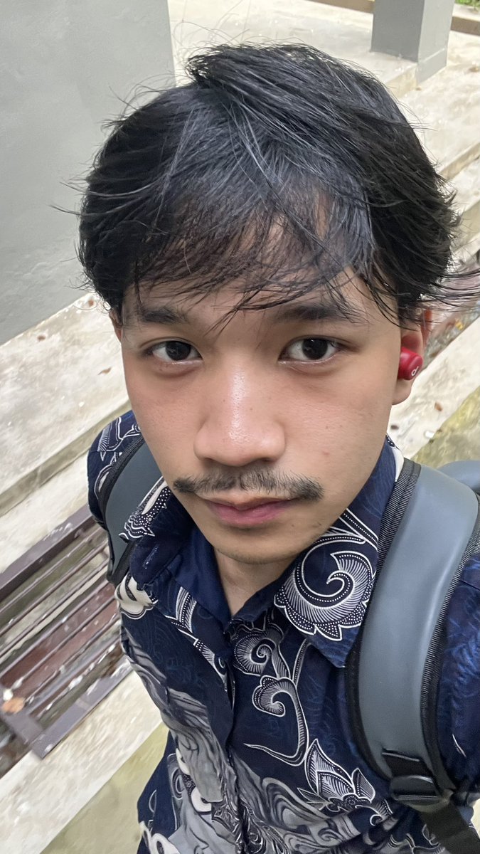 pritiboim's tweet photo. Rambut before helm vs after helm https://t.co/ZXbjE1FzUH