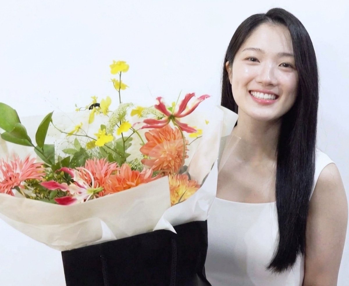fortuonly's tweet photo. kim hyeyoon sehat-sehat yaaa beneran inilah my pekerja keras gue gila my sunshine please sehat selalu jadwalnya padat banget gila keren banget nih cewek atu https://t.co/P2IbUTbFHN