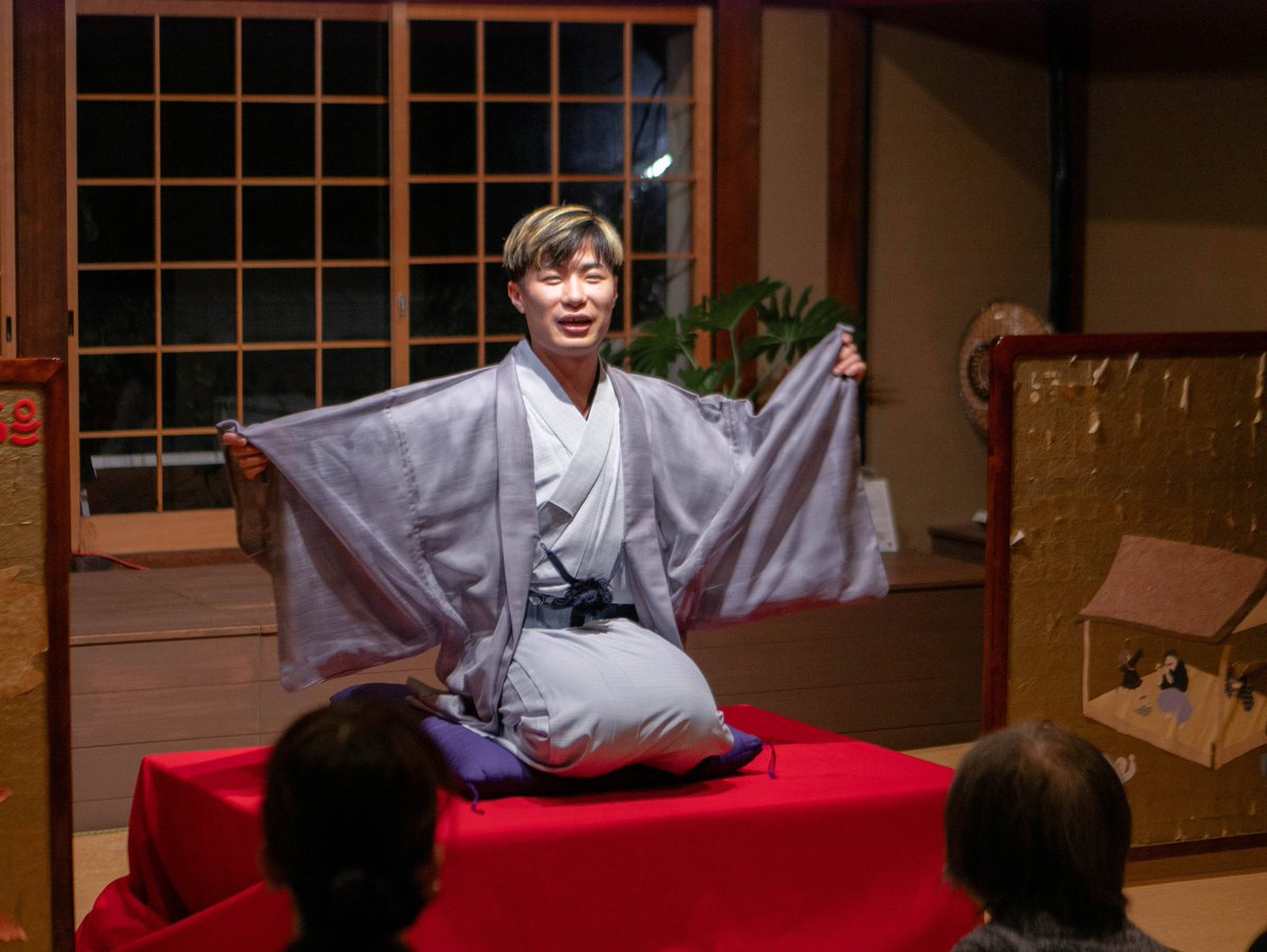FabCafe_Kyoto's tweet photo. 🏮10/14は『こんばんは寄席』の日🏮
皆さまの「こんばんは」をお待ちしております🪭

秋はなんとなく寂しくなる季節。そんな日のお仕事帰り、学校帰りに、ふらっと寄席にきてみませんか？落語初心者の方もそうでない方も、どなたでもお気軽にお越しください。

詳細・お申込↓
https://t.co/KrIeOCHvEm https://t.co/TMkWfHSiCX
