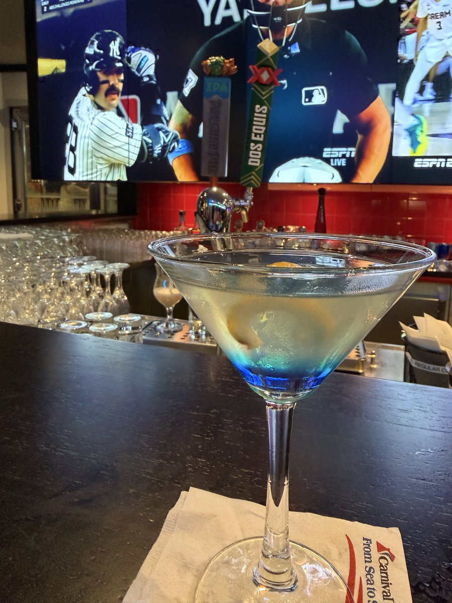 tomochin92's tweet photo. 野球観戦⚾️🍸 https://t.co/jk6ocsNVh6