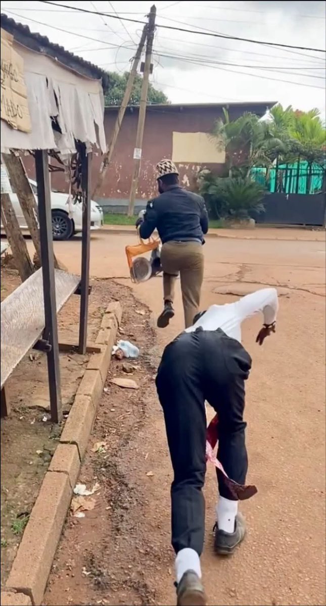 RabbelogieT's tweet photo. Tu vas voir comme ça,tu vas te dire que ce tintin me poursuit pour 1M de fcfa hein🙄🙄pourtant c’est pour 50f ,jusqu’a moins 1 il tombait  et arrachait même ses 45 dents😂😂😂
Petit Pa'a qui es-tu? Who be you? 🙄🙄 https://t.co/aFJBF9XTOP
