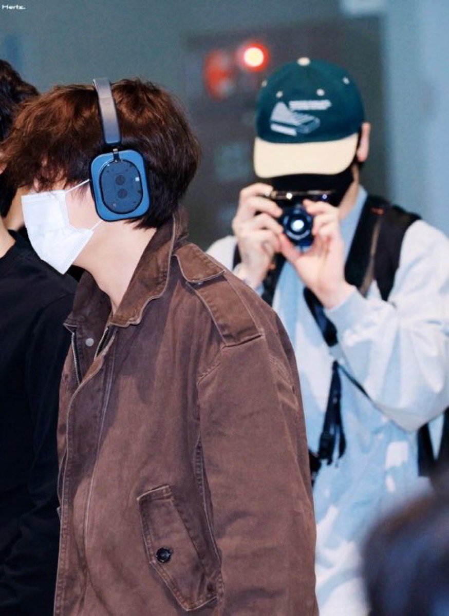 kookandvisgood's tweet photo. 뷔오빠 뒤에 꾹토그래퍼 ㅋㅋㅋㅋㅋㅋㅋㅋ https://t.co/u227tGgQa8
