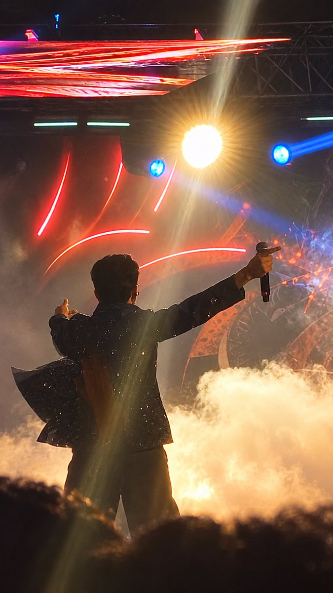 Itz_Scorpion_'s tweet photo. FRAME - AH PARUNGA JI !!!🙌
One Sun One Moon and One Anirudh❤️‍🔥 
@anirudhofficial ♥️

@vbzu Tq sm na ❣️

(1/4) https://t.co/zHeg0jYmEi