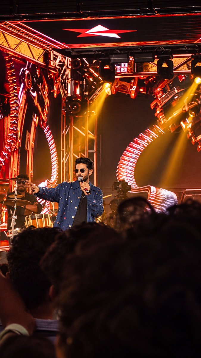 Itz_Scorpion_'s tweet photo. FRAME - AH PARUNGA JI !!!🙌
One Sun One Moon and One Anirudh❤️‍🔥 
@anirudhofficial ♥️

@vbzu Tq sm na ❣️

(1/4) https://t.co/zHeg0jYmEi