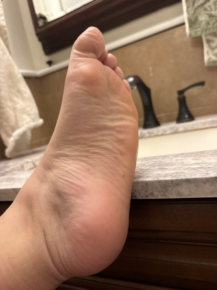 SoftStarSub's tweet photo. Count the wrinkles on my sole💕 https://t.co/uiKgMr0Ek5