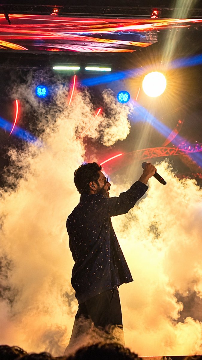 Itz_Scorpion_'s tweet photo. FRAME - AH PARUNGA JI !!!🙌
One Sun One Moon and One Anirudh❤️‍🔥 
@anirudhofficial ♥️

@vbzu Tq sm na ❣️

(1/4) https://t.co/zHeg0jYmEi