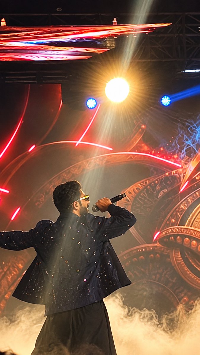 Itz_Scorpion_'s tweet photo. FRAME - AH PARUNGA JI !!!🙌
One Sun One Moon and One Anirudh❤️‍🔥 
@anirudhofficial ♥️

@vbzu Tq sm na ❣️

(1/4) https://t.co/zHeg0jYmEi