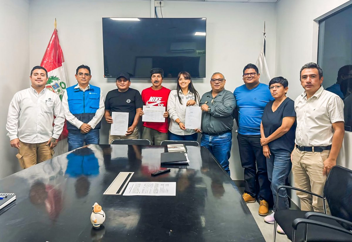 Perupetrosa's tweet photo. 🤝 Desde PERUPETRO S.A. continuamos articulando esfuerzos para llevar bienestar y desarrollo a la población
🇵🇪 Representantes del Fondo de Desarrollo Social del #LoteX, EPS Grau y la Municipalidad Distrital de El Alto sostuvieron una importante reunión de trabajo con el objetivo de avanzar hacia la firma de un convenio de cooperación interinstitucional enfocado en optimizar el sistema de agua potable del distrito. 💧
🏗️ Como parte de esta jornada de trabajo representantes de la EPS Grau realizaron la inspección técnica de la Estación 74 (encargada de impulsar agua a El Alto y Cabo Blanco) y se supervisaron los reservorios R-731 y R-735, con capacidades de 1,000 m³ y 2,000 m³, respectivamente. El acuerdo permitirá articular capacidades para la elaboración del expediente técnico de rehabilitación de la línea de impulsión Estación 74 – Reservorio El Alto, una infraestructura clave que presenta desgaste y constantes roturas.
🤝 Trabajo en equipo por la comunidad:
El Fondo de Desarrollo Social (FDS) gestionará el financiamiento para la elaboración del expediente técnico; la Municipalidad Distrital de El Alto y EPS Grau brindarán soporte técnico, coordinación y revisión; y PERUPETRO continuará articulando y promoviendo estas iniciativas para asegurar que el aprovechamiento de nuestros recursos se traduzca en una mejor calidad de vida para la población. 🇵🇪💧
#PERUPETRO #Piura #ElAlto #AguaPotable #Desarrollo #TrabajoEnEquipo