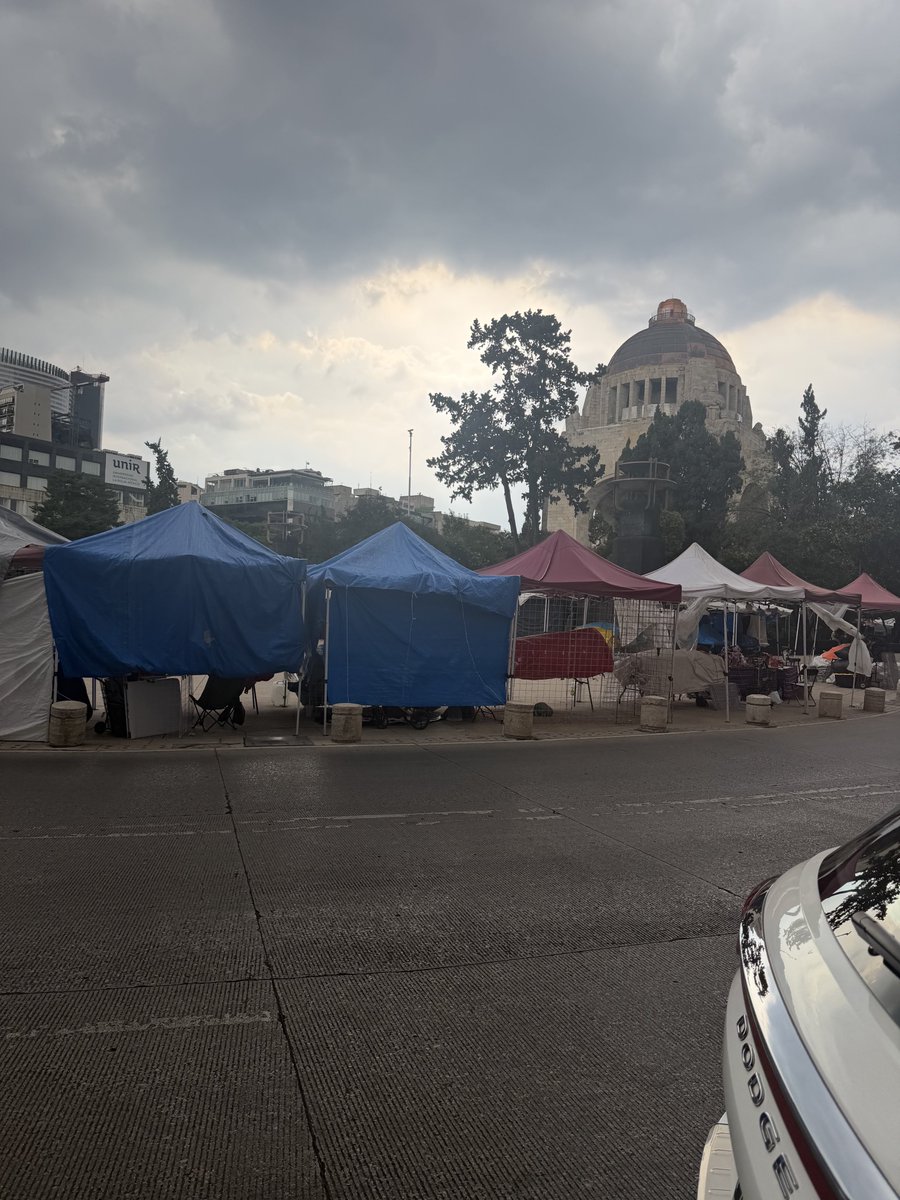 LeonardoCurzio's tweet photo. Es deprimente ver las plazas convertidas en tianguis https://t.co/zjgGxyqYQ7